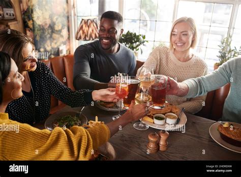  Cheers: Bir Barın Sıcaklığında Dostluk, Aşk ve Hayal Kırıklıkları!